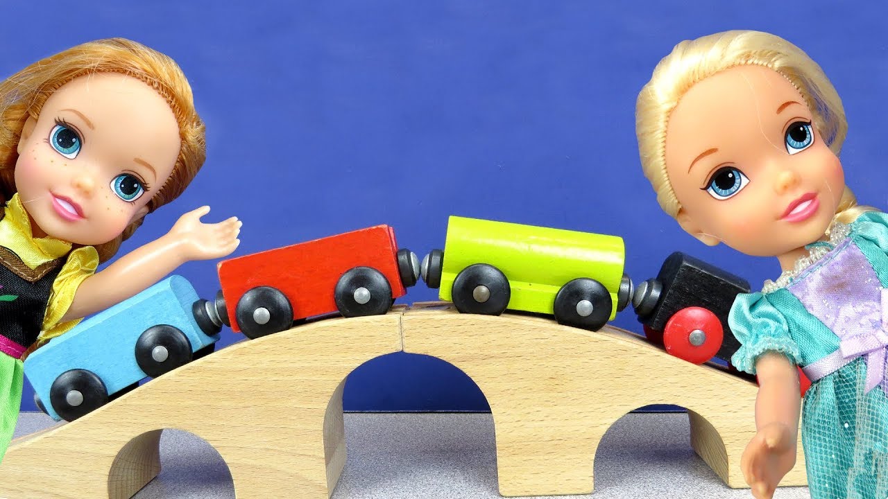 Elsa Train ELSA & ANNA toddlers play with a wooden toy train - cool tracks ...