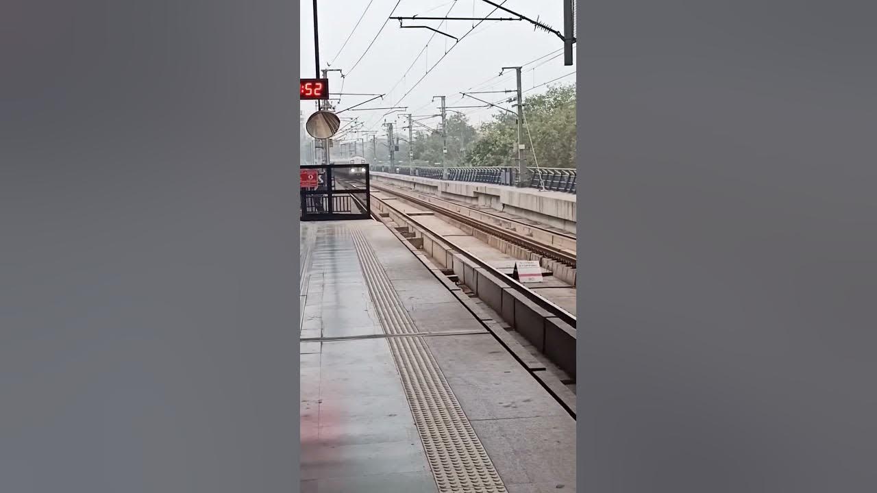 delhi-blue-line-metro-at-rk-ashram-marg-metro-station-delhi-metro