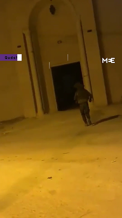 Seorang tentara Israel melemparkan granat kejut ke masjid di Tepi Barat saat adzan berkumandang