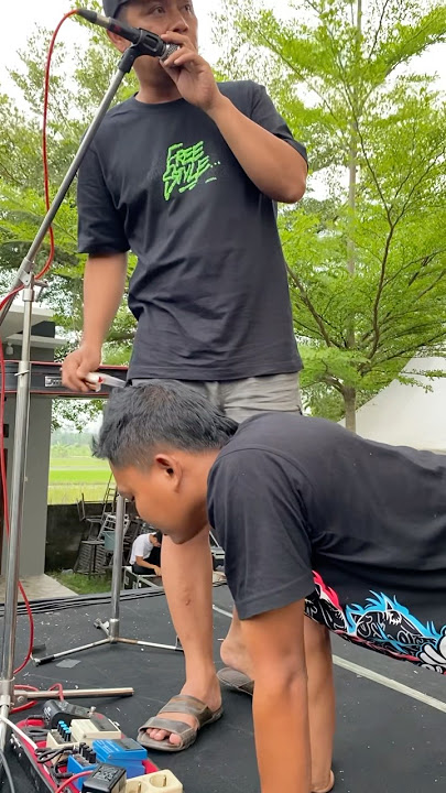 Cak Fendik checks the mic // OM ADELLA