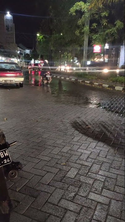 Story wa menikmati hujan di pinggir jalan