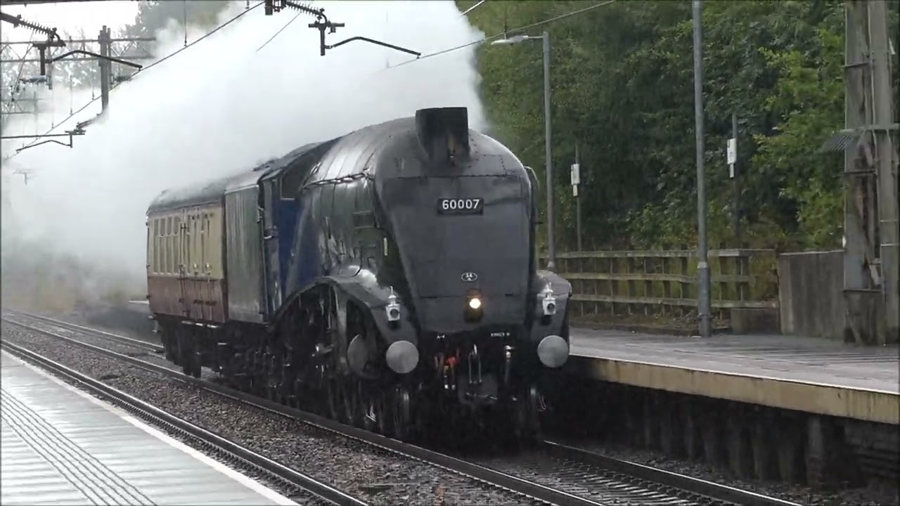A4 60007 Sir Nigel Gresley Blasts past Hartford Station in Cheshire 7th August 2025