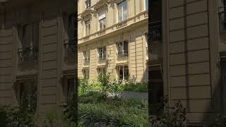 Walking around the inner courtyard in the plaza where Chopin lived | 12 Place Vendôme in Paris 🇫🇷