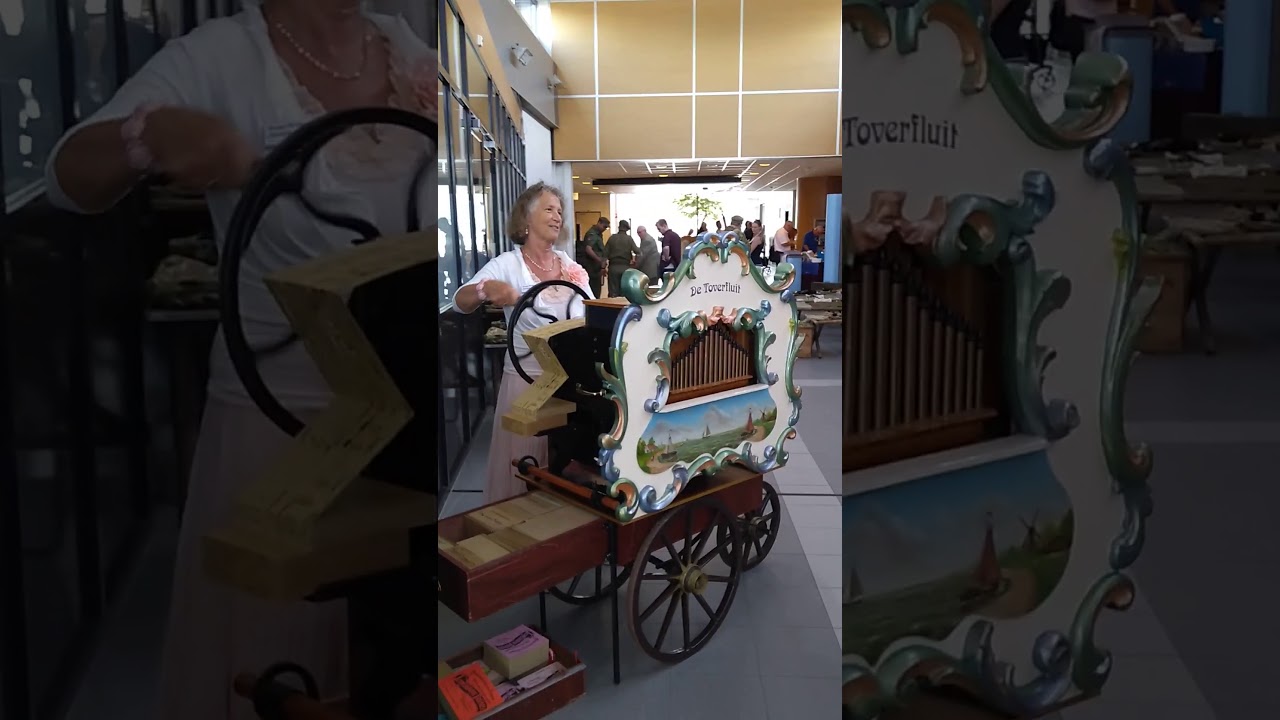 J Verbeek draaiorgel 36 toets en 3 registers speelt 