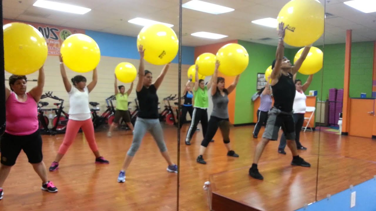 ZUMBA CON AGUSTIN TONNING BALL CLASS !!!! YouTube
