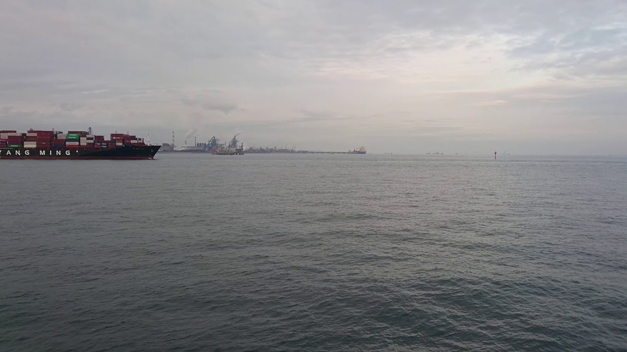コンテナ船  出港ーYouTube