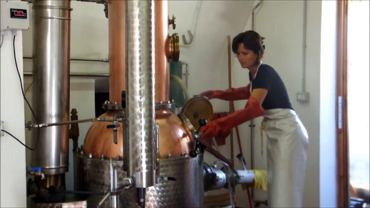 Über die Schulter g'schaug... Christine Schönweger beim Schnapsbrennen