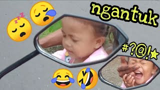 Anak kecil ngantuk di atas motor sambil di kerjain😪🤣