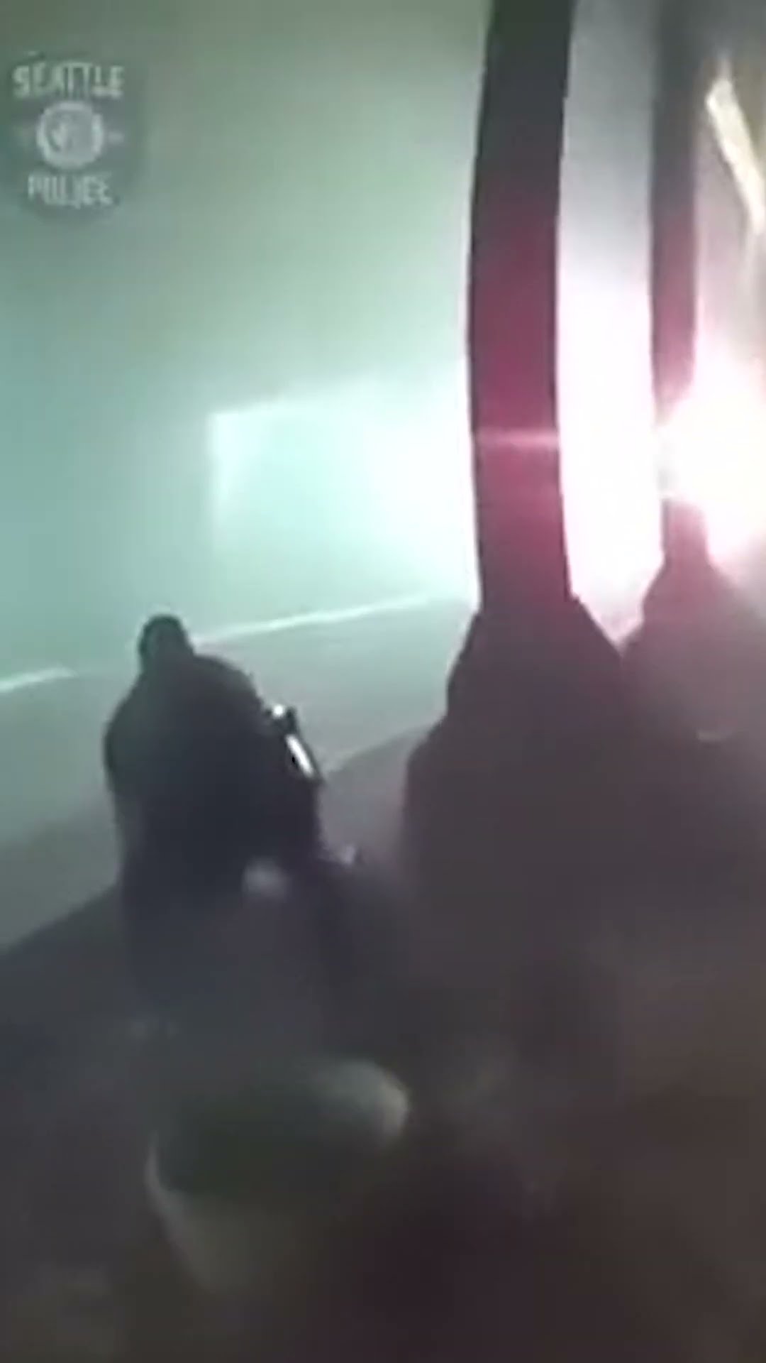 Policía salvó a un hombre que había caído a las vías del tren | Noticias Telemundo