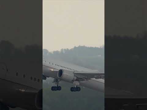 United Airlines Boeing 767-400 blasting out of Munich #planespotting #aviation #ytshorts #plane