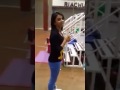 Pai desafia filha a pular na piscina do shopping por 50R$ será que ela p...