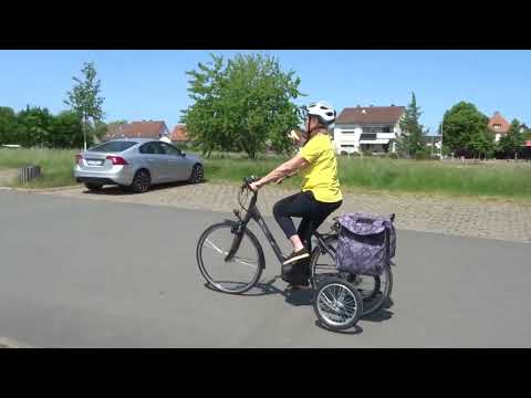 Swinging Wheels mit Satteltaschen und Fahrübung auf einem Parkplatz
