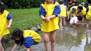 990408七星生態花園戶外教學～捉泥鰍MV (7).AVI