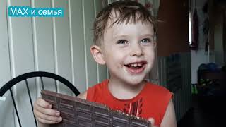 Ребенок ест огромную шоколадку