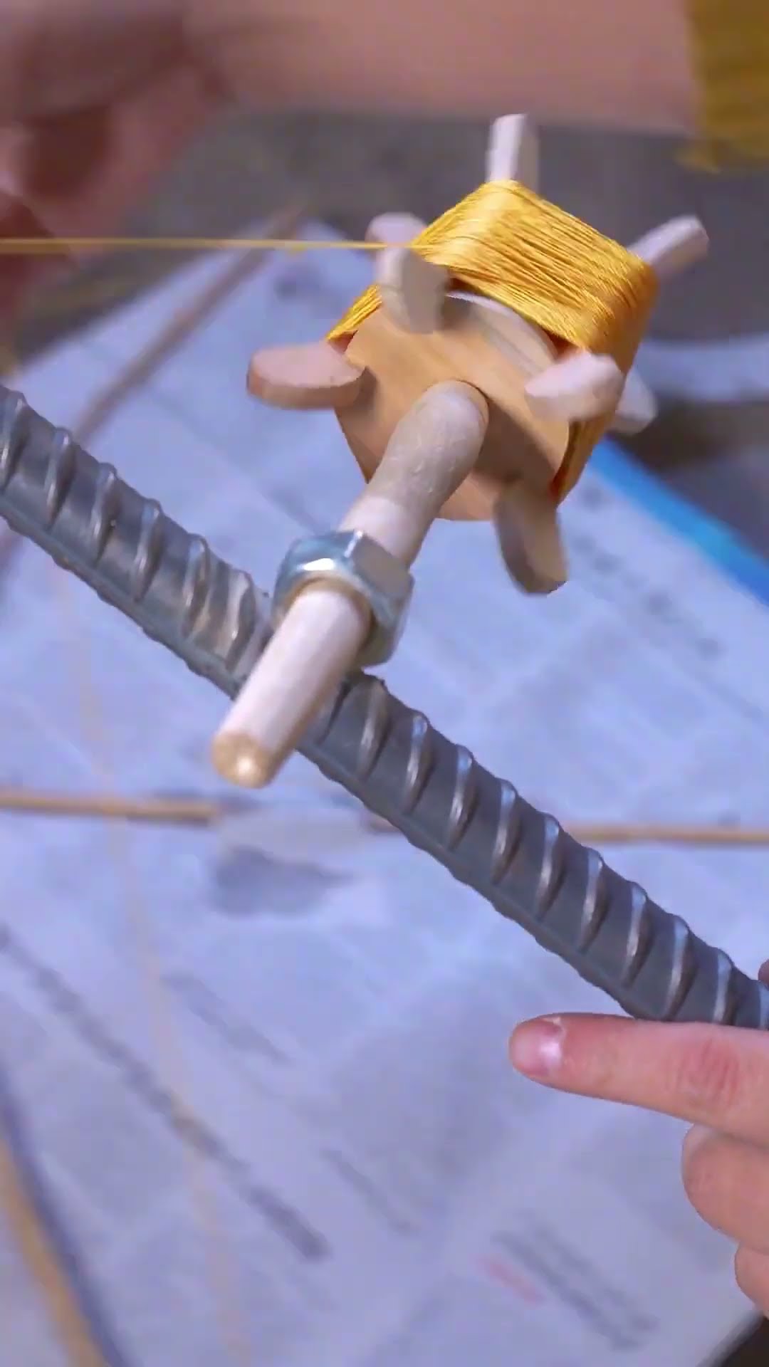 Genius son makes his own fishing rod to go fishing