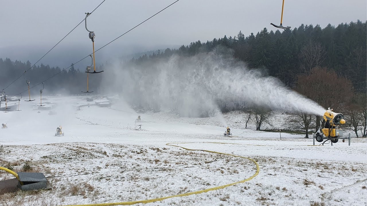 Beschneiung/Schneeproduktion in der Skiarea Heubach mit Schneekanonen von TechnoAlpin TF 10 und T40