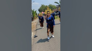 semangat team ibu ibu ikut joget karnaval