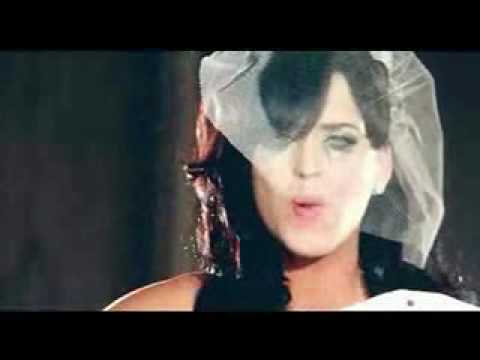 Песня hot cold. Кэти Перри hot n Cold 2007. Katy Perry hot n Cold клип. Katy Perry hot n Cold Bridge TV.