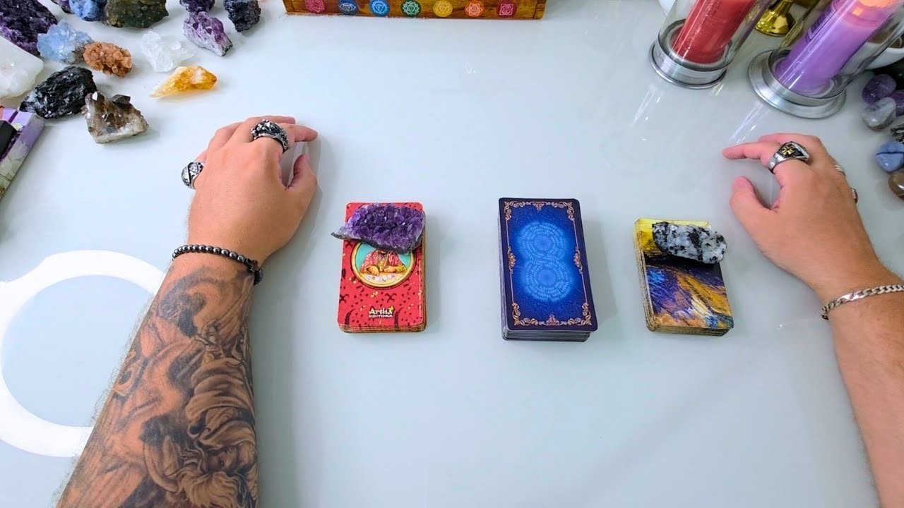 Ele(a) FICA OU SAI DA MINHA VIDA TAROT? Vamos Voltar a Ficar Juntos?