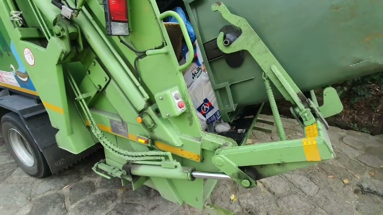 臺南市白河區垃圾車KET-9972吊桶作業 垃圾爆量 感謝@BaiheGuanzilingGarbageTruck提供影片(不可舉報隨車人員在影片中的各種因素)