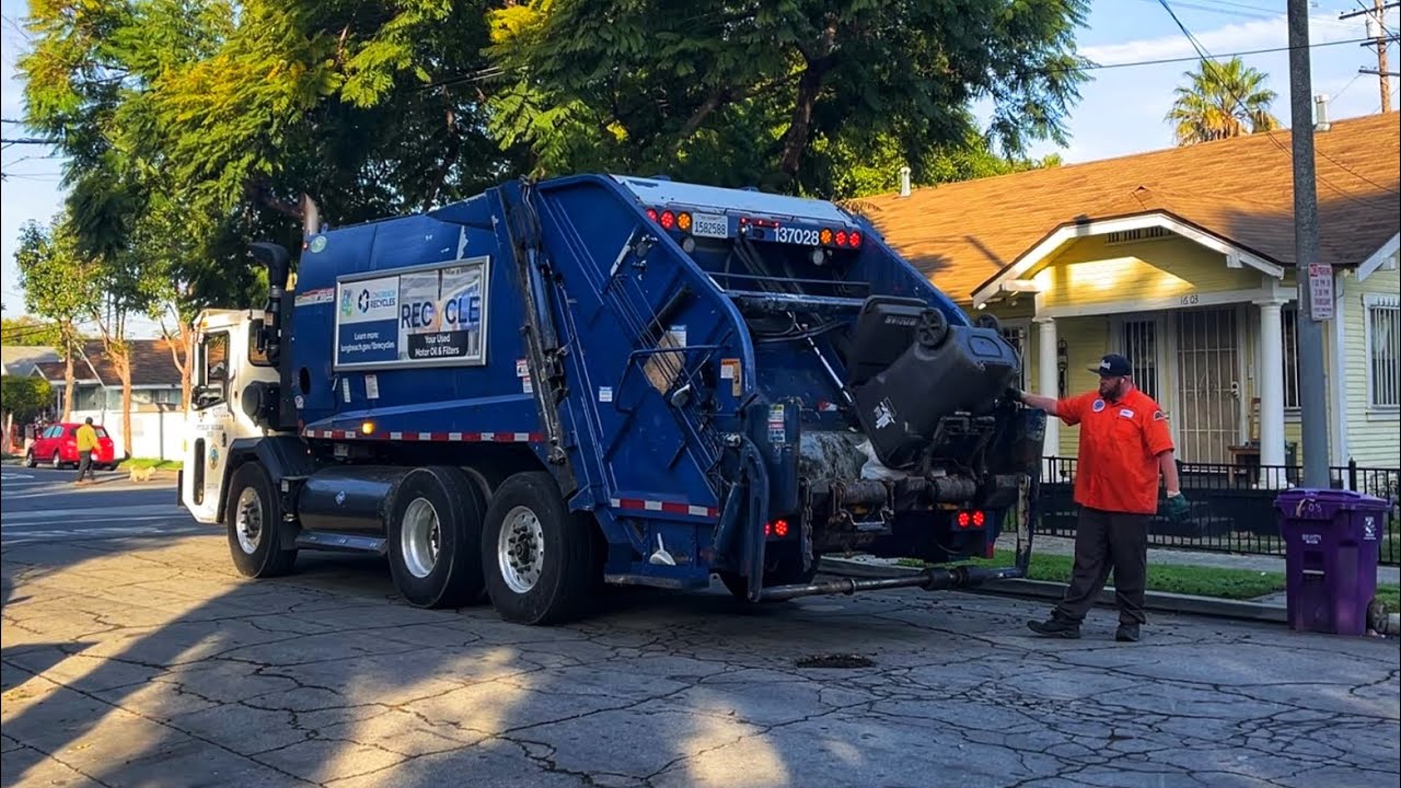 City of Long Beach | CCC New Way Rear Loader (137028) Collecting Trash