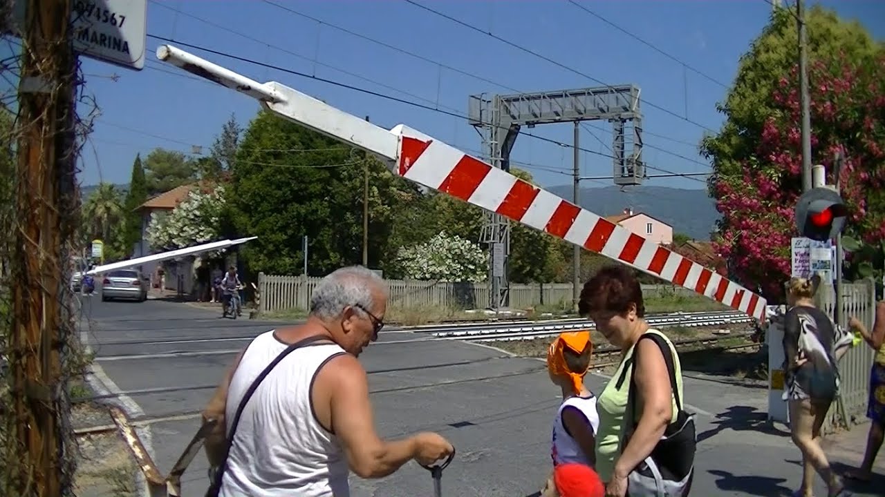 Spoorwegovergang Diano Marina (I) // Railroad crossing // Passaggio a livello