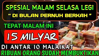 فُتِحَ الْيَوْمَ لَمْ يُفْتَحْ قَطُّ إِلَّا الْيَوْمَ فَنَزَلَ مِنْهُ مَلَكٌ فَقَالَ هَذَا مَلَكٌ