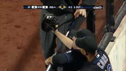 Top Plays - SF@NYM- Davis makes a great catch over the railing - Video - mets.com- Multimedia.mp4