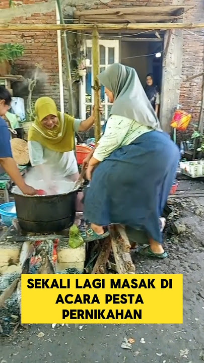 momen lucu ketika emak-emak goyang saat masak di pesta pernikahan ‼️‼️ #ngakak #lucu #goyang #joget