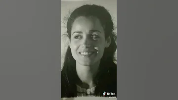 دليلة مفتاحي ممثلة عضيمة تونس برجلها 