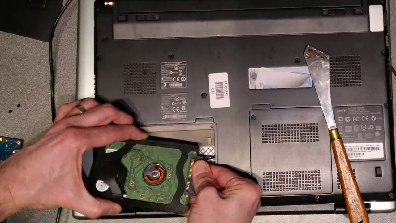 Update Acer TravelMate 8481 2352G32nkk: Replace the hard disk and RAM