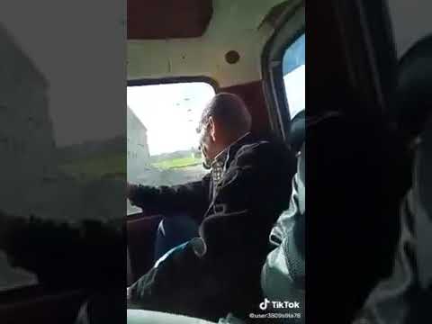 الرجل العجوز في الميكروباص 