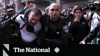 Israeli police push, hit mourners carrying slain Al Jazeera journalist's casket
