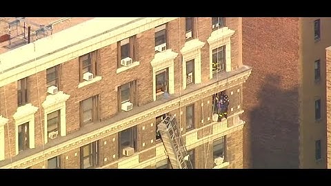 New York firefighters rescue two window washers