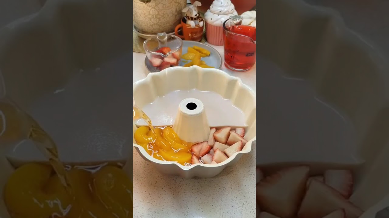 Gelatina sabor nuez con frutas encapsuladas durazno y fresa 