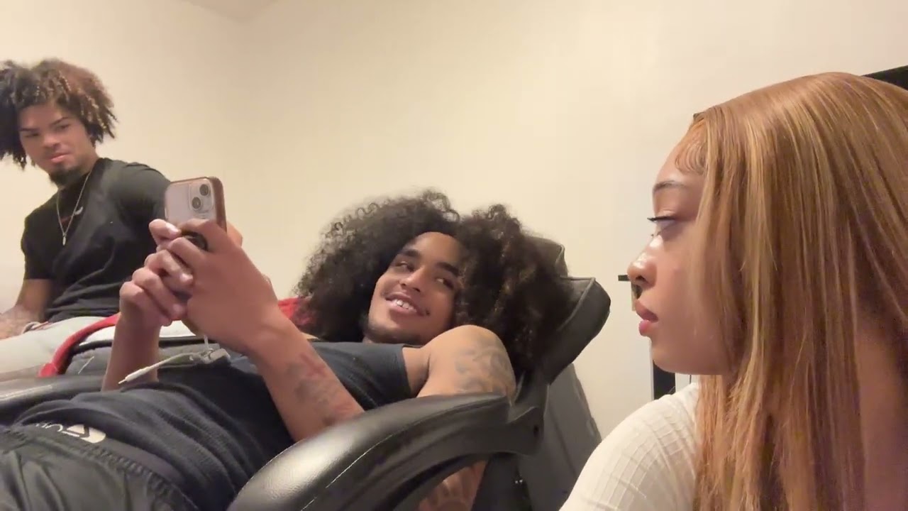 VLOGMAS DAY 6 :MAKING THE COMPACT HOUSE MEMBERS UNCOMFORTABLE..( they almost put me out)