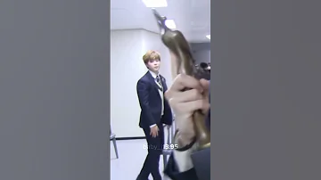He Is Such A Polite And Kind Person He Showed The Elderly Man The Way Jimin Bts Jimishii Jimin 
