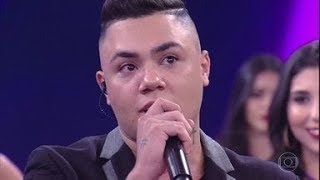 Felipe Araújo chora no palco após homenagem a Cristiano Araújo no Domingão do Faustão (Ao Vivo)