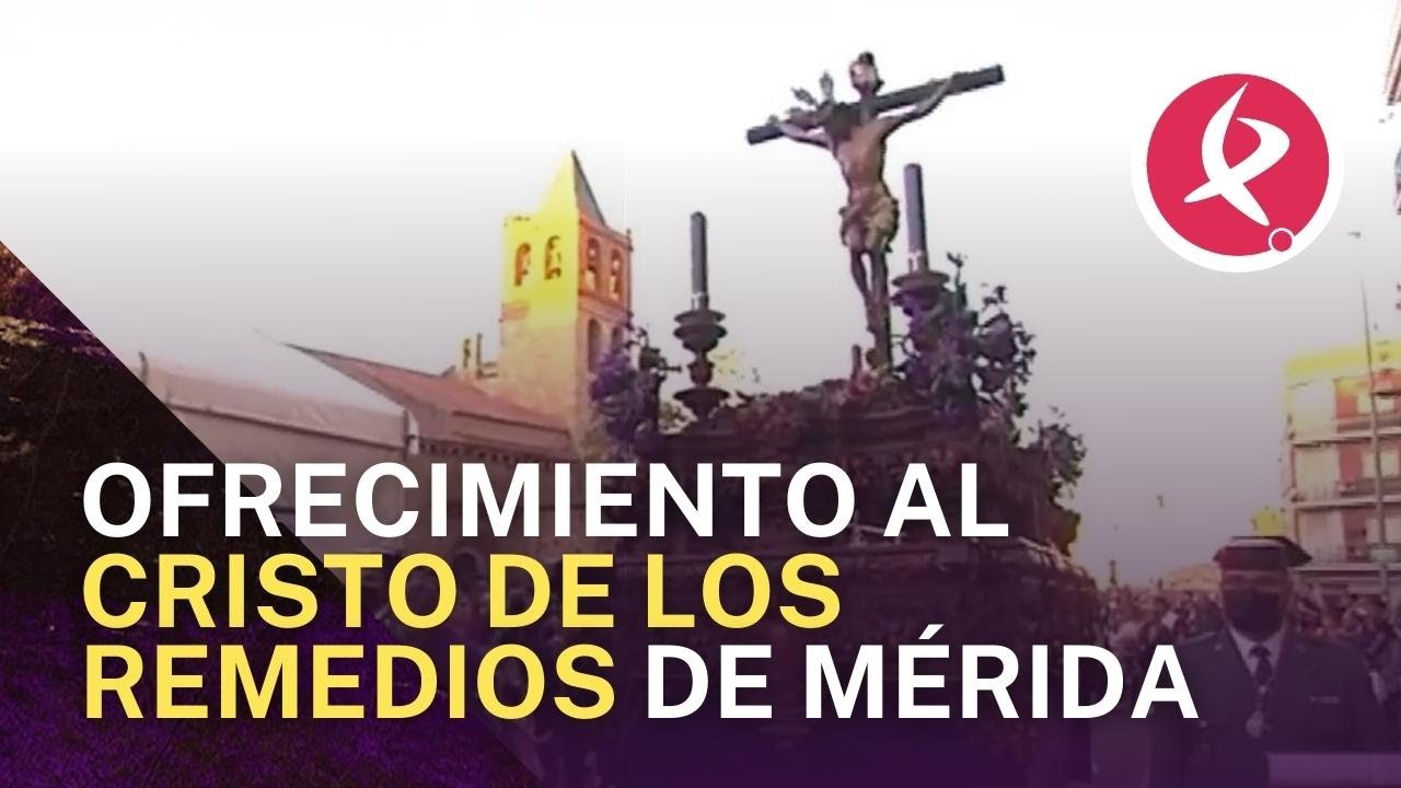 Lágrimas en Mérida tras ofrecer un ramo de flores al Cristo de los Remedios | Canal Extremadura