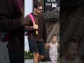 #TheoJames, dopo il successo di #TheGentlemen passeggia con la figlia per le strade di Los Angeles