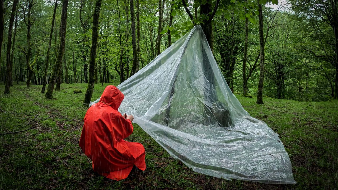 کمپینگ درجنگل بارانی و ساخت جان پناه با پلاستیک!!!