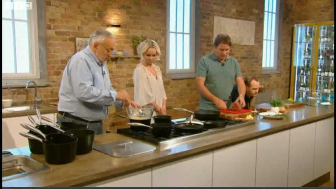 James Martin cooks Chateaubriand with béarnaise sauce and fries for