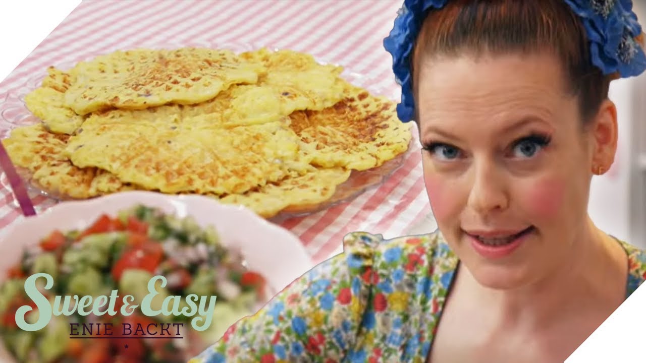 SCHNELL & GESUND! 🥔🧇 Kartoffelwaffeln mit Tomate-Gurken-Salat | Sweet & Easy - Enie backt | sixx