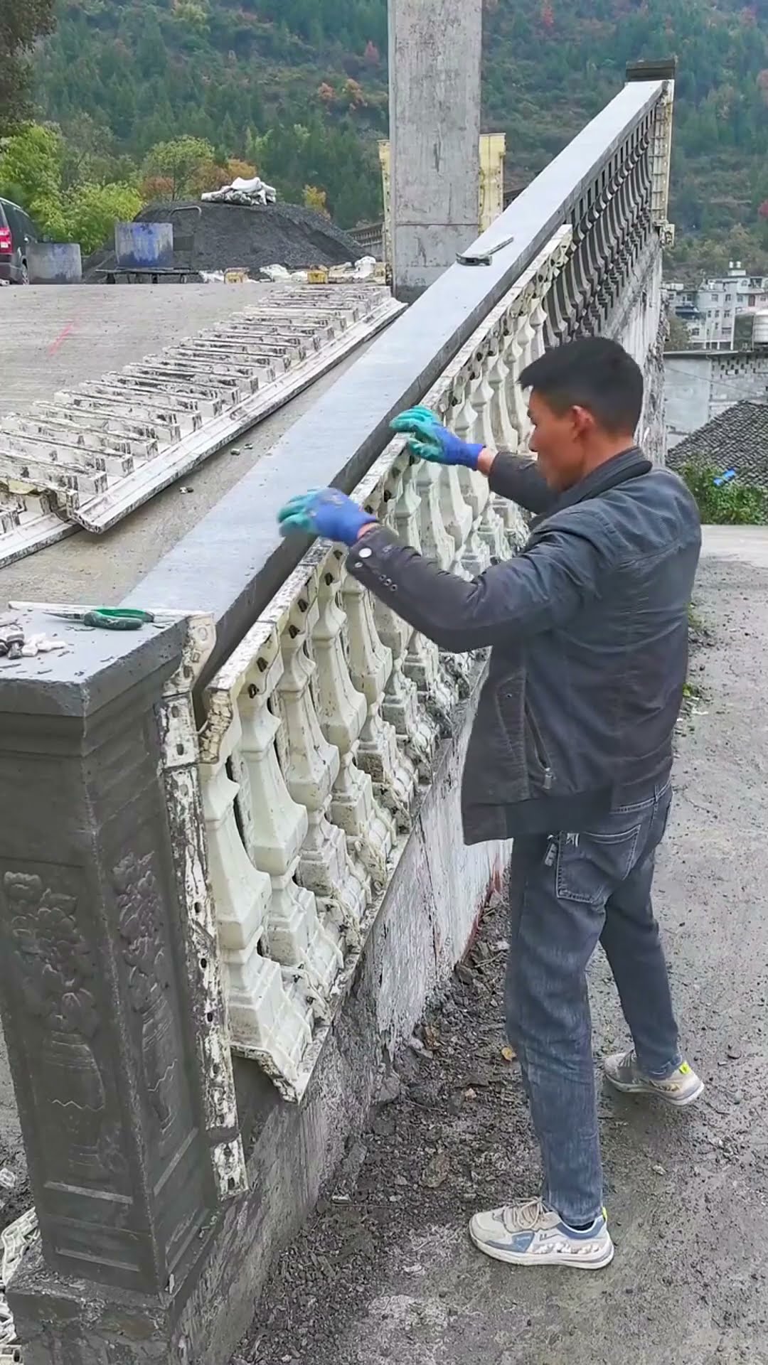 Cement balustrade dismantling process- Good tools and machinery make work easy