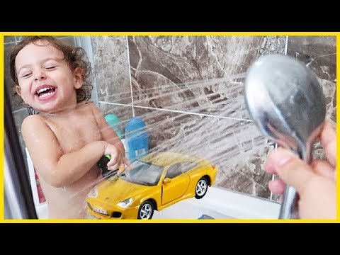 Yankı Bebek ve Oyuncak Arabalar Banyo Yapıyor l Bebek Banyosu l Prens Yankı