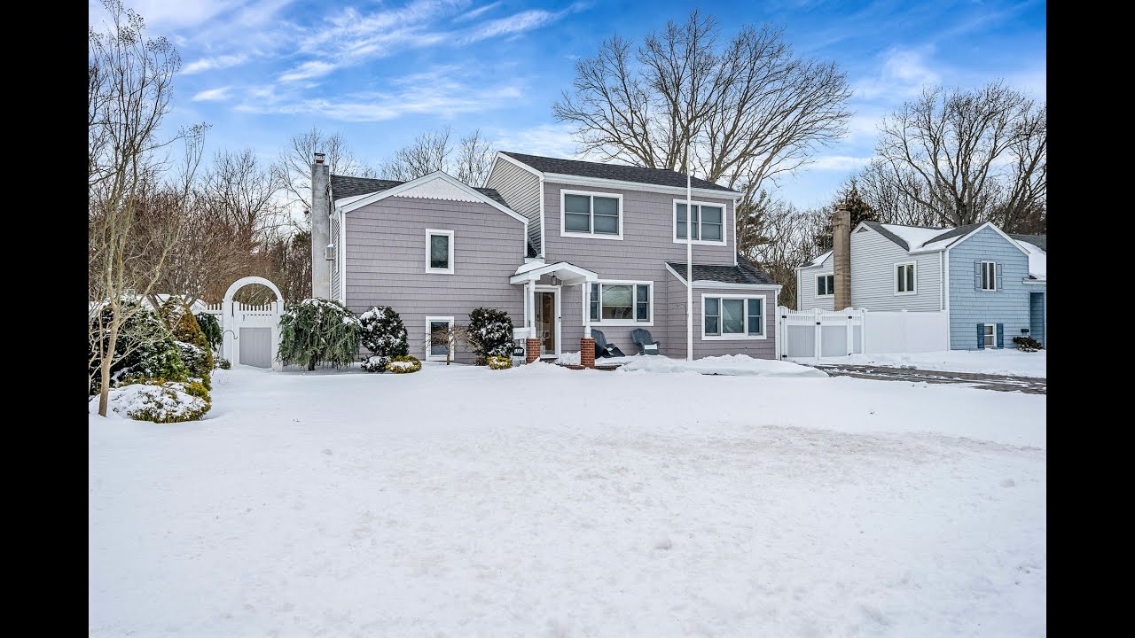 132 Gladstone Ave, West Islip NY, 11795