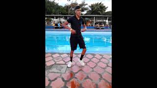 Bailando Shuffle Dance En Una Piscina