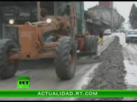 Los residentes y las autoridades de la ciudad de San Carlos de Bariloche (Argentina), trabajaron duro para limpiar de cenizas las calles de la ciudad tras la erupciÃ³n del volcÃ¡n Puyehue en Chile.