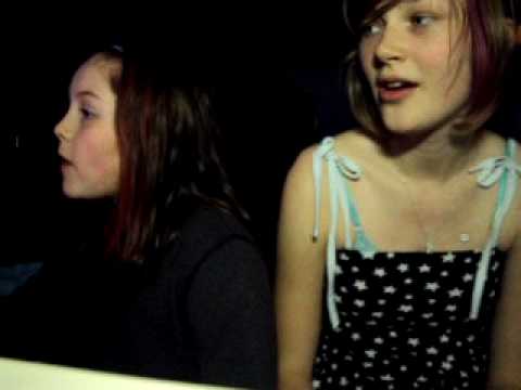 在 YouTube 上觀看「Thea and Ruby SING Toxic - Britney Spears (went wrong)」