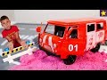 Большой пожарный УАЗ тушит костер в лесу Машинки для детей Cars Toys for kids